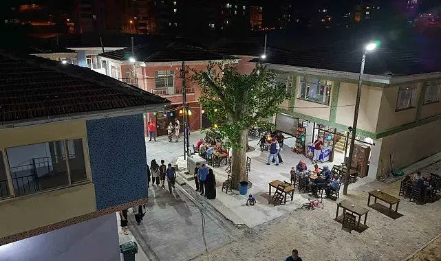 Nostalji rüzgarı estiren Seksenler Sokağı'nda akşam yoğunluğu