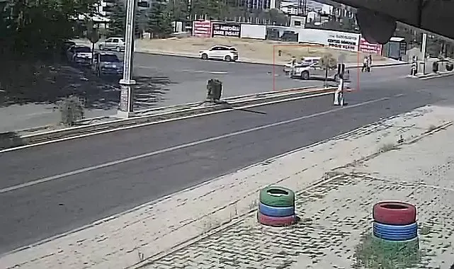 İki otomobil çarpıştı, yoldan geçen şahıs son anda kurtuldu