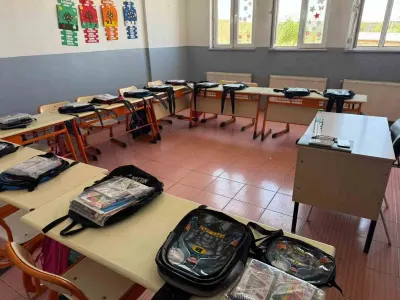 Patnos'ta Polis Memuru Mustafa Şahin ve Hayırseverlerden Öğrencilere Anlamlı Kırtasiye Desteği