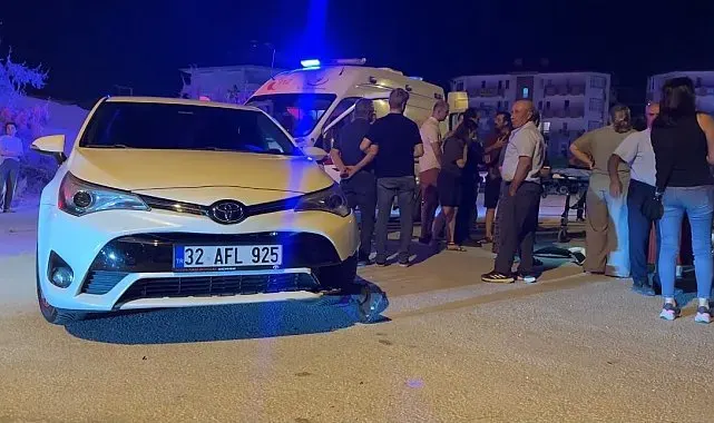 Otomobille çarpışan motosiklet kontrolden çıkınca yol kenarındaki çocuğa çarptı