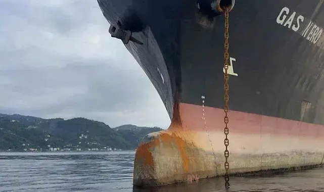 Karadeniz'de dron saldırısına uğrayan LPG tankeri Sürmene Tersanesi'nde tamir edilmeyi bekliyor