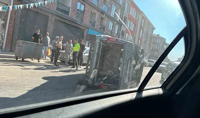 Eskişehir'de kaza yapan hafif ticari araç yan yattı: 3 yaralı