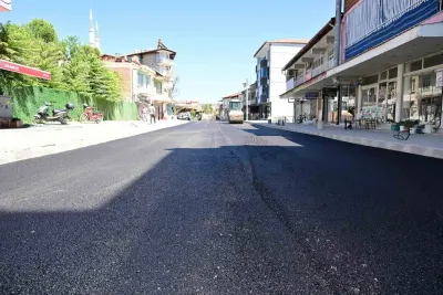 Selendi Atatürk Caddesi'nde Yılların Yol Sorunu Çözülüyor: Sıcak Asfalt ve Kaldırım Yenileme Başladı