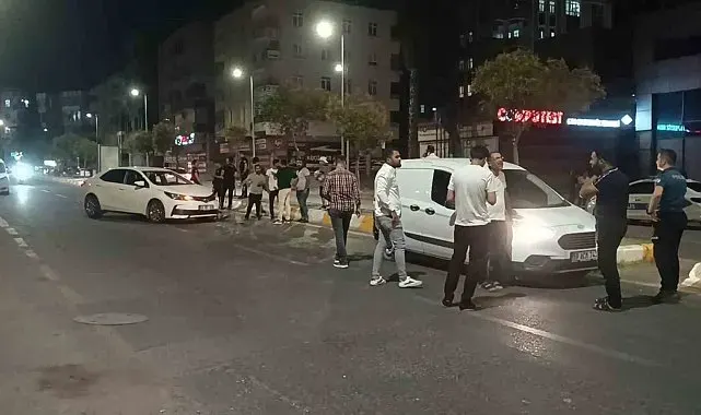 Kaza yapan araçlar polis memurunu ezdi
