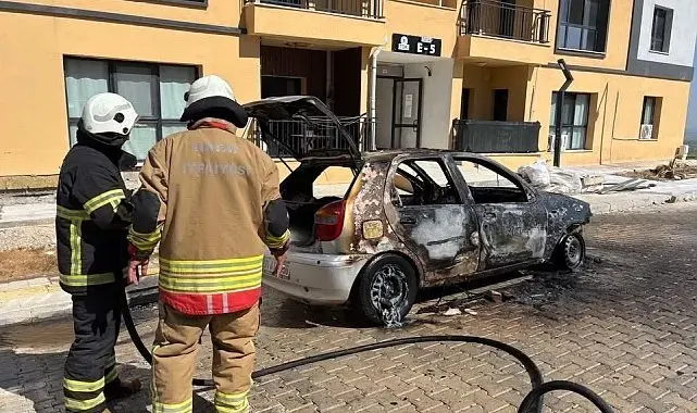 Kırıkhan'da park halindeki FİAT alevlere teslim oldu