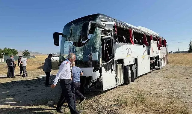 Kütahya-Afyonkarahisar kara yolunda yolcu otobüsü devrildi: 31 yaralı