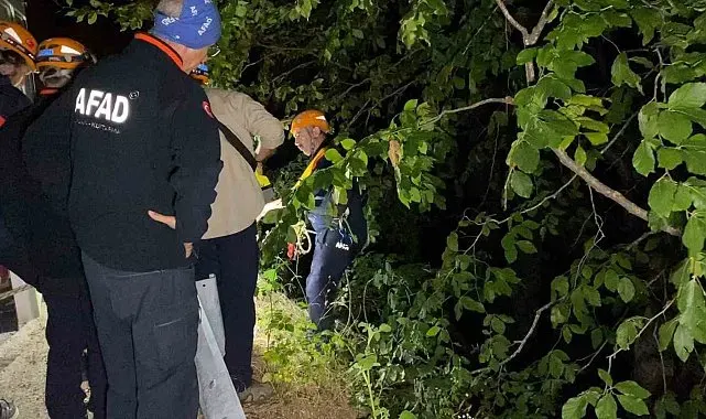 Uçurum kenarında bulunan motosiklet ekipleri harekete geçirdi
