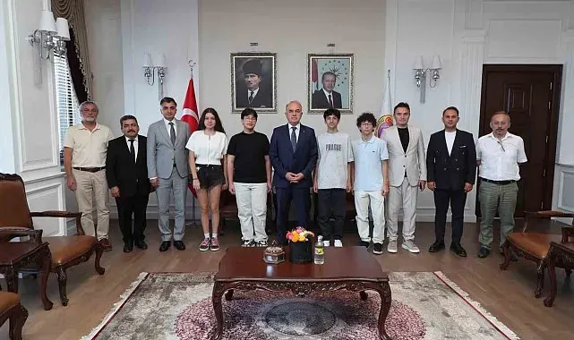 Vali Erol, LGS'de tam puan alan öğrencileri ağırladı