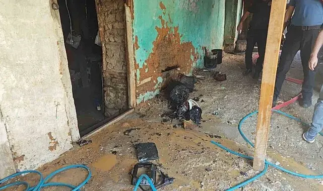 Kovada yakılan kağıtlar tekrar alevlendi, yangın eve sıçramadan söndürüldü
