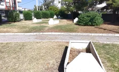 Osmaniye'de Parkın Ortasında Kalan Mezar Taşları Vatandaşları Düşündürüyor