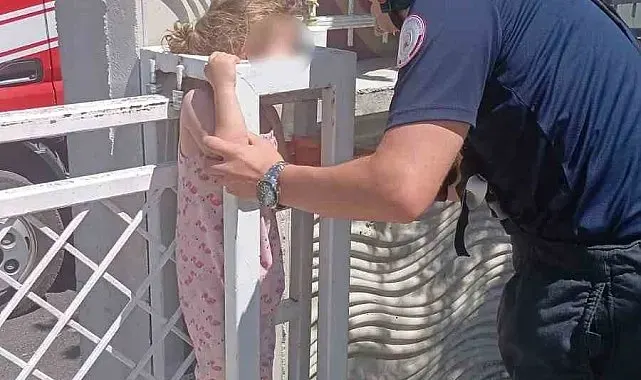 Kafası kapıya sıkışan 4 yaşındaki çocuğun imdadına itfaiye yetişti