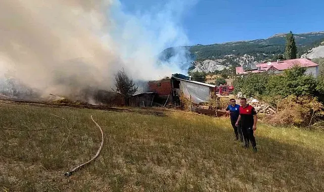 Bolu'da ahır ve samanlık alev alev yandı: Ekipler ve köylüler seferber oldu