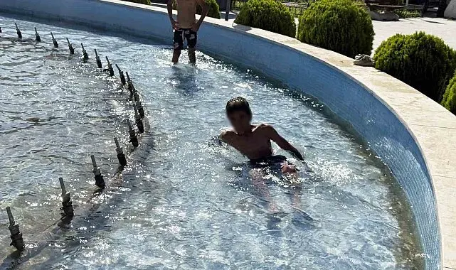 Iğdır'da çocuklar süs havuzunda serinledi