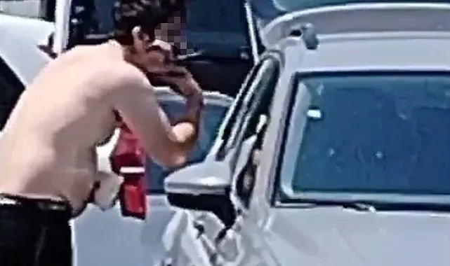 Otomobil camını ayna yaptı, yol kenarında tıraş oldu