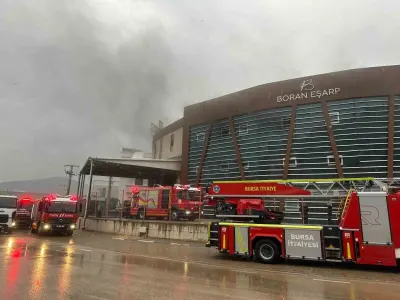 Bursa'da Fabrika Yangını Korkuttu: İtfaiyenin Hızlı Müdahalesiyle Alevler Büyümeden Söndürüldü