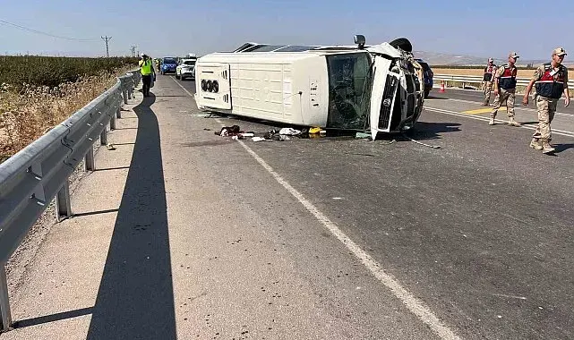 Tarım işçilerini taşıyan minibüs devrildi: 1'i ağır 5 yaralı