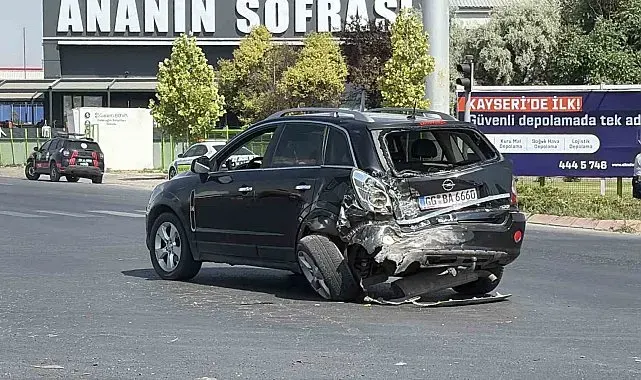 Yolcu minibüsü ile otomobil çarpıştı: 8 yaralı