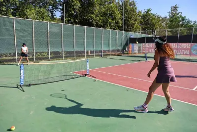 Antalya Beach Park’ta Ücretsiz Tenis Kursları Büyük İlgi Görüyor