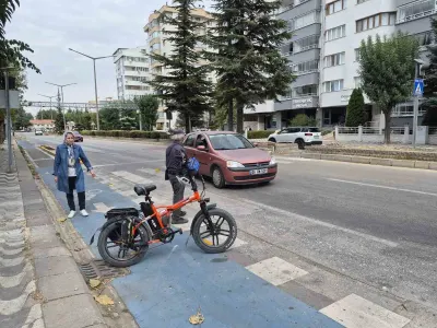 Eskişehir'de Otomobilin Çarptığı Bisiklet Sürücüsü Yaralandı