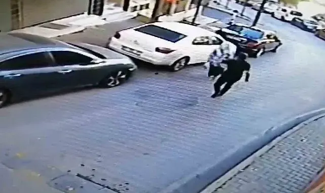 İstanbul'da yolda yürüyen kadının ensesine vurup kaçtı, o anlar kameraya yansıdı