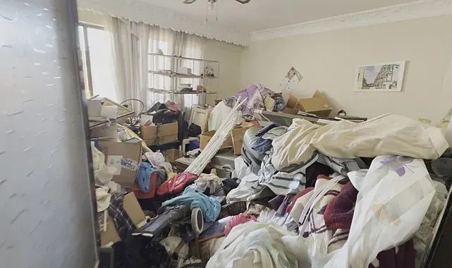 Kuşadası'nda çöp evden 2,3 ton atık çıkarıldı