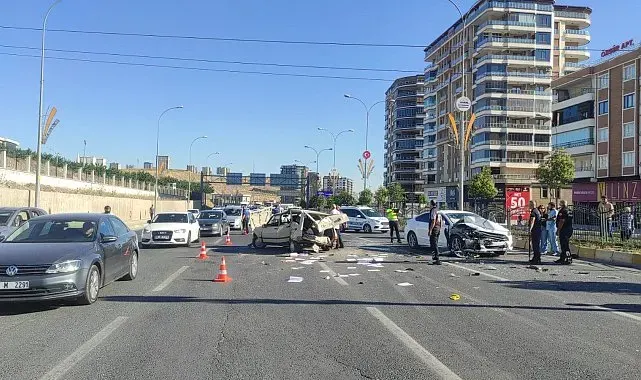 Şanlıurfa'da 4 aracın karıştığı zincirleme kazada 1 kişi yaralandı