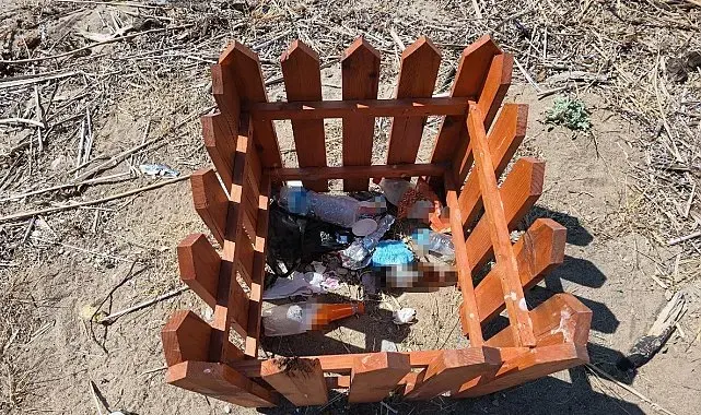 Korunan kum zambaklarının koruma kutularını çöplüğe çevirdiler