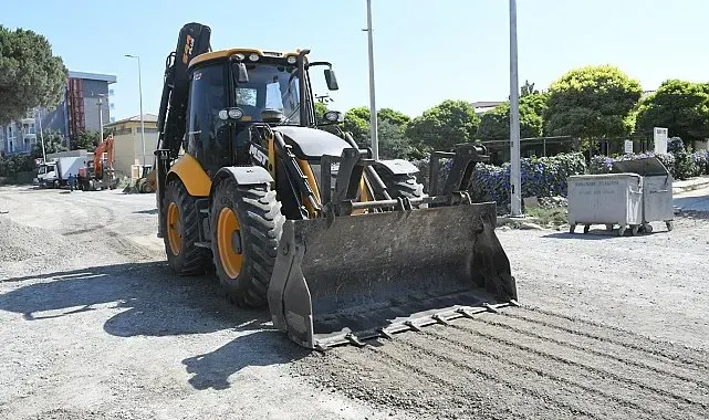Kuşadası'nda sıcak asfalt çalışması