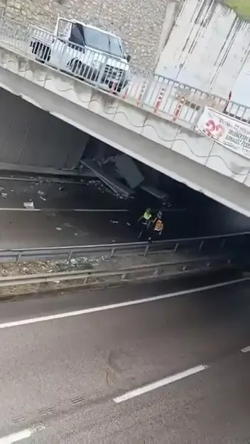 Bursa'da Yağışın Etkisiyle Kontrolden Çıkan Tır Makasladı: Sürücü Yaralandı