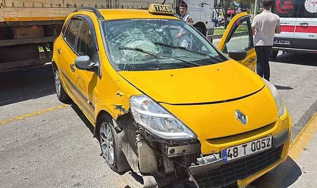 Menteşe'de park halindeki araçlara çarpan taksinin sürücüsü yaralandı