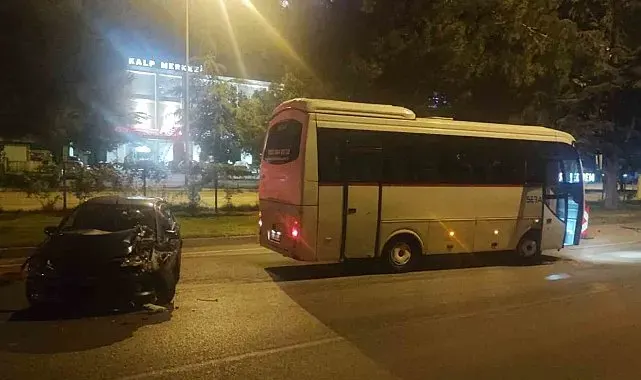 Ters yönden gelen alkollü sürücü servis minibüsüne çarptı