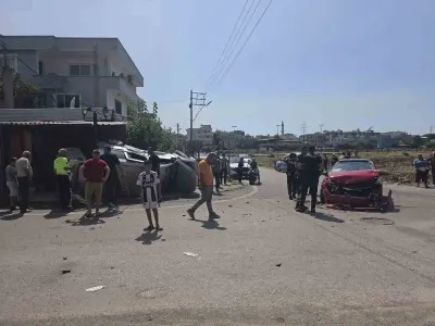 Hatay'da Korkunç Kaza: Otomobil Trafoya Çarparak Durabildi, 4 Yaralı Var