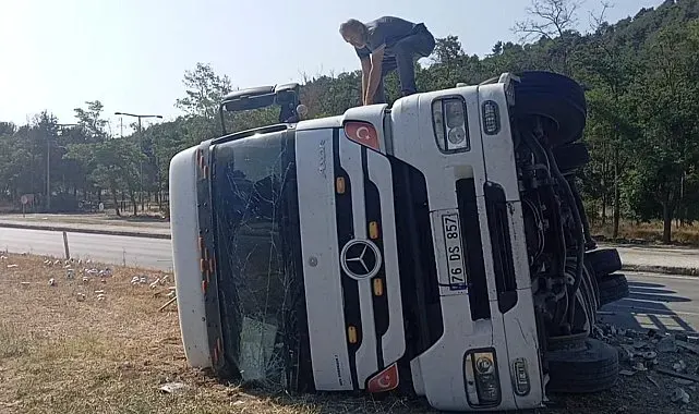 Amasya'da elektronik eşya yüklü tır devrildi