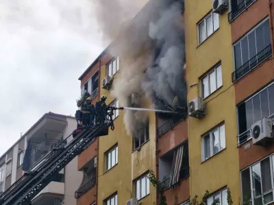 Denizli'de Apartman Dairesinde Yangın: Yatalak Hastanın da Aralarında Bulunduğu 2 Kişi Dumandan Etkilendi