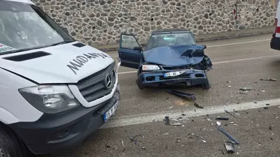 Mudanya'da Yağış Kazaya Sebep Oldu: Kafa Kafaya Çarpışmada 2 Kişi Yaralandı