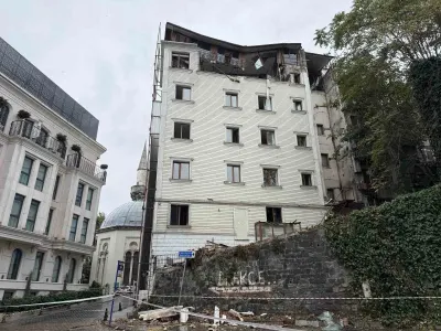 Fatih’te Boşaltılan Otelde Kısmi Çökme: 5 Araç Hasar Gördü