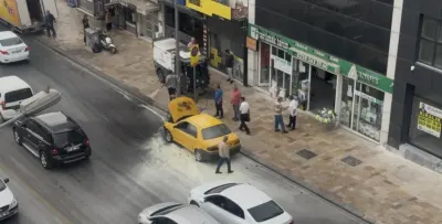 Denizli'de Seyir Halindeki Otomobilde Çıkan Yangını Temizlik İşçileri Söndürdü