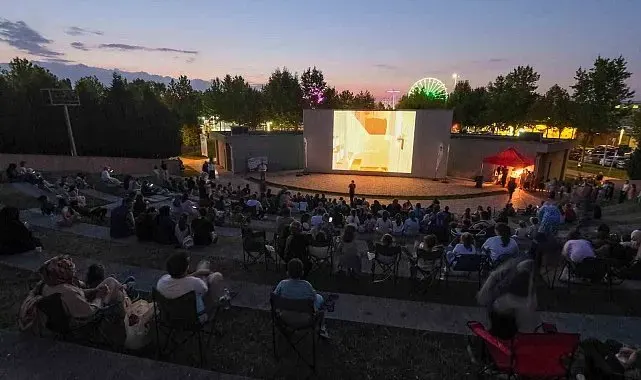 Sakarya'da açık hava sineması keyfi ilçe ilçe devam ediyor