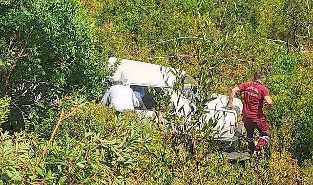 5 metreden şarampole yuvarlanan otomobildeki 2 kişi yaralandı