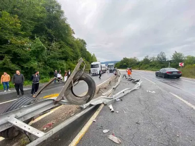 Düzce D-655 Karayolunda Makaslayan Tır Trafiği Felç Etti