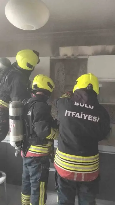 Bolu'da Mutfakta Çıkan Yangın Paniğe Neden Oldu: Aspiratör Alev Aldı