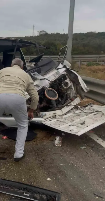 Bursa'da Yağmur Kazası: Kaygan Yolda Kontrolden Çıkan Otomobil Refüje Çarptı, 1 Yaralı
