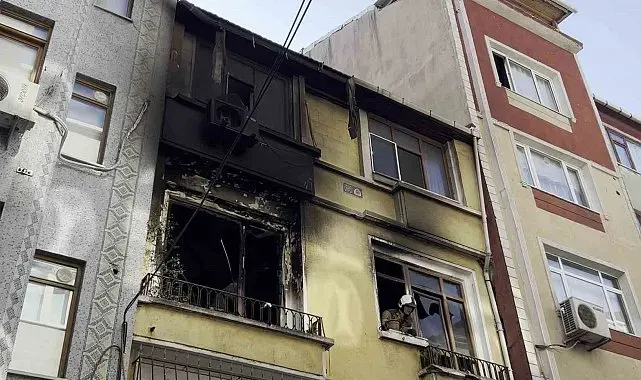 Fatih'te 2 katlı binada çıkan yangında mahsur kalan 4 kişi kurtarıldı