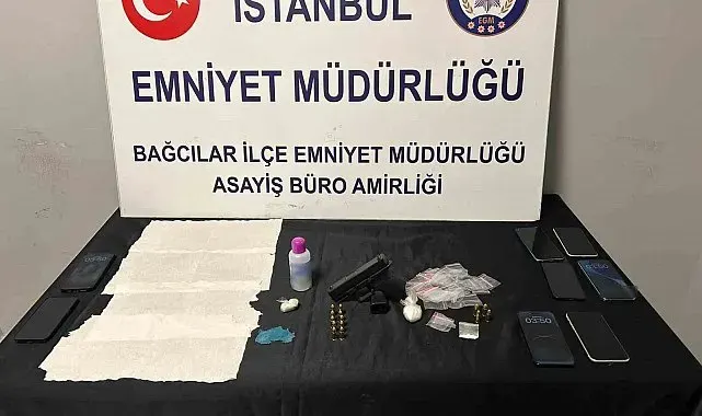 Bağcılar'da bir evde uyuşturucu madde bulunduran ve aranması bulunan 5 şüpheli tutuklandı