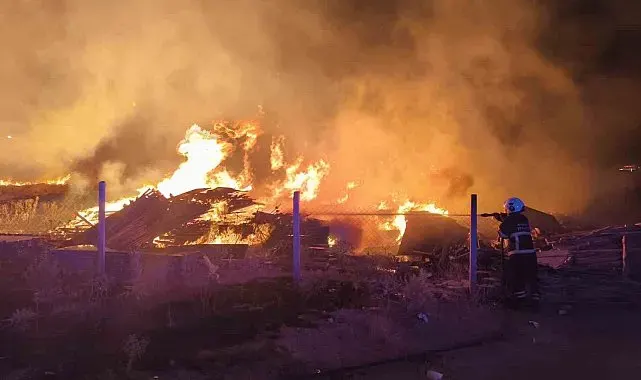 Mardin'de inşaat malzemelerinin bulunduğu alanda yangın
