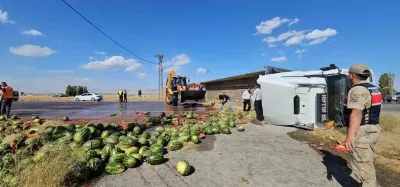 Muş-Hasköy Kara Yolunda Karpuz Yüklü Tır Devrildi: Sürücü Yaralandı, Yol Trafiğe Kapandı