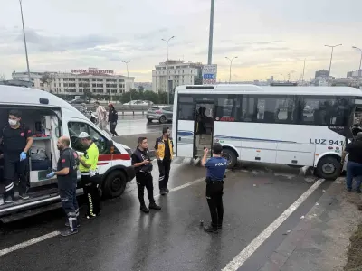Avcılar D-100 Yan Yolda Servis Midibüsü Kaza Yaptı: Ekipler Sevk Edildi