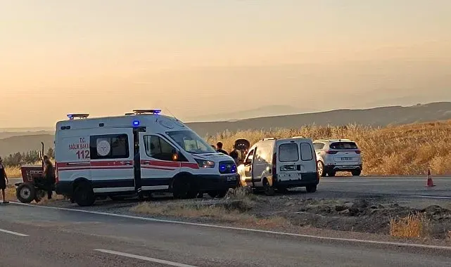 Siirt'te otomobil ile traktör çarpıştı: 2 yaralı