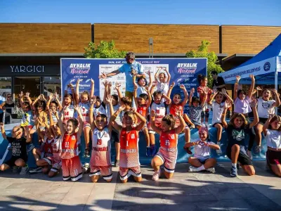 Ayvalık'ta Kurtuluş Yarı Maratonu'na Çocukların Renkli Katılımı