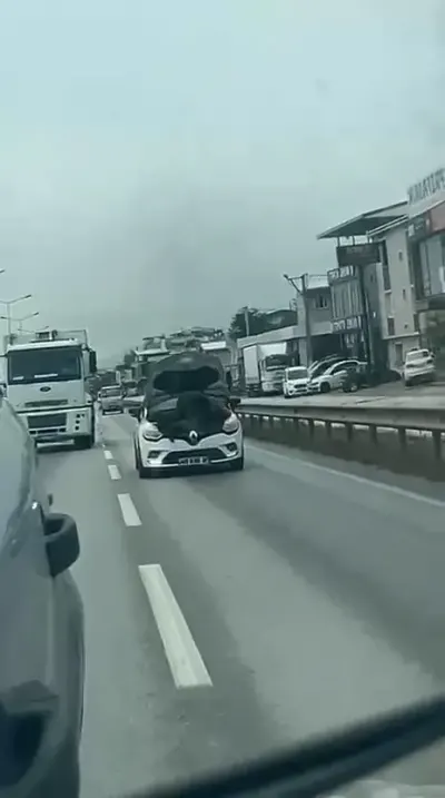 Bursa'da Akılalmaz Olay: Seyir Halindeki Otomobilin Kaputunu Açıp Tamir Yaptı